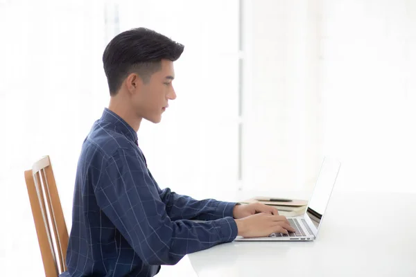 Masasında Dizüstü Bilgisayarla Evden Çalışan Genç Bir Adamı Serbest Çalışan — Stok fotoğraf