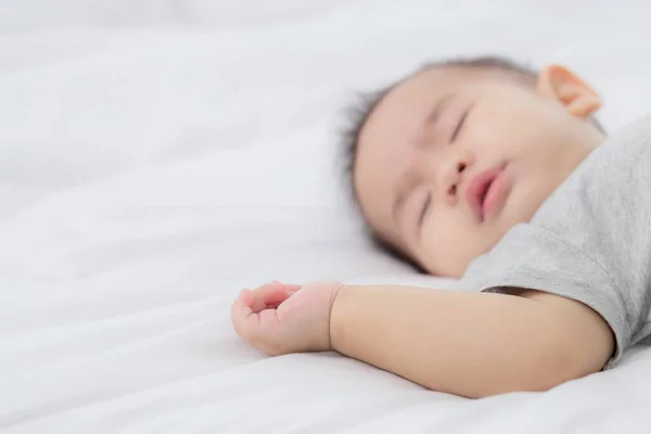 Retrato Asiático Pequena Menina Dormindo Cama Quarto Casa Recém Nascido — Fotografia de Stock