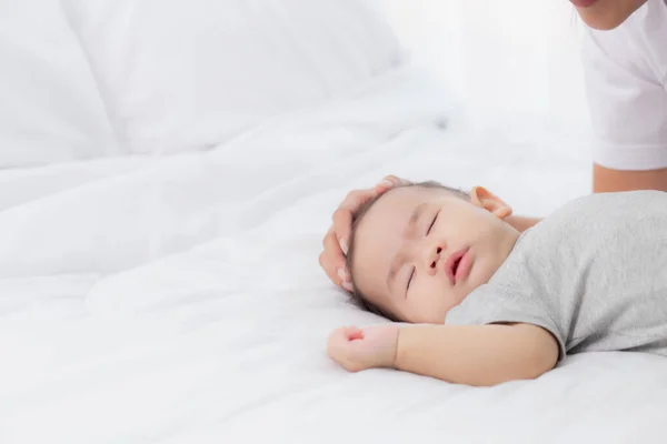 Jovem Mãe Asiática Toque Cabeça Pequena Menina Com Concurso Cama — Fotografia de Stock