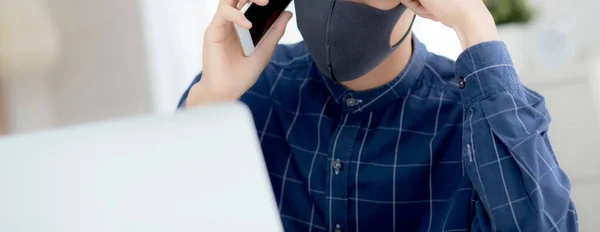 Ung Asiatisk Affärsman Ansiktet Mask Talar Smartphone Och Arbeta Bärbar — Stockfoto