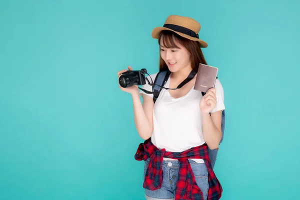 美丽的肖像画年轻的亚洲女人头戴帽子 笑容满面 自信地拿着护照和相机 带着旅行的夏天旅行孤立的蓝色背景 模特亚洲姑娘带着旅行的欢乐 — 图库照片