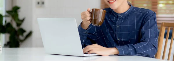 Jovem Homem Negócios Trabalhando Casa Com Computador Portátil Mesa Freelance — Fotografia de Stock