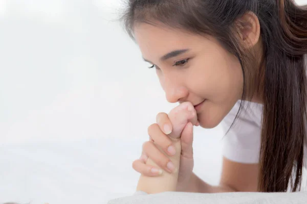 Jovem Mãe Asiática Beijo Mão Pequeno Bebê Menina Com Concurso — Fotografia de Stock