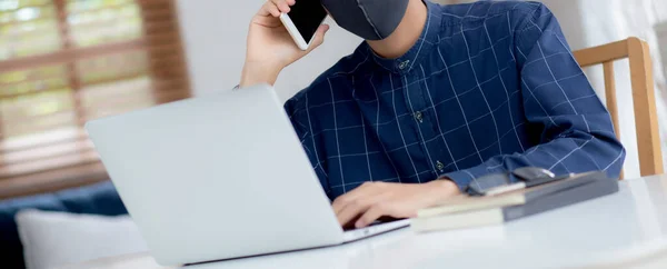 Jovem Asiático Homem Negócios Máscara Facial Falando Smartphone Trabalhar Computador — Fotografia de Stock