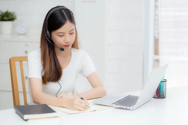 Giovane Donna Asiatica Che Indossa Cuffie Studio Line Con Learning — Foto Stock