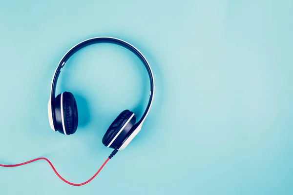 Ακουστικά Μουσική Που Απομονώνεται Μπλε Φόντο Ακουστικά Συσκευών Και Στερεοφωνικό — Φωτογραφία Αρχείου