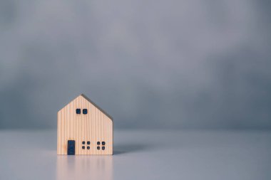 Mini ahşap ev modeli konsepti, gayrimenkul ve varlık yatırımı, emlak vergisi ve finans kirası, insan yok, küçük ev ve ilham, konut kredisi, iş konsepti.