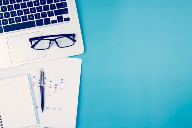 Dizüstü bilgisayar ve belgeler istatistiksel finans raporlarını grafik ve grafik ve gözlük ve kitap, finans ve yatırım, dijital pazarlama ve gelir, iş ve iletişim kavramının büyümesi.