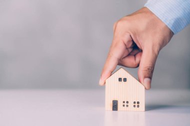 Güvenlik ve bakım, gayrimenkul, maliyet ve kredi ve ipotek, konutun korunması ve konut yatırımına sahip danışman, finans için mülkiyet güvencesi, iş konsepti.