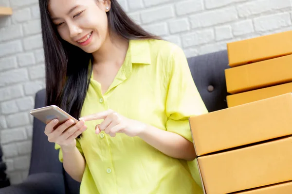 Mujer Asiática Joven Empresario Comprobar Orden Desde Teléfono Inteligente Con — Foto de Stock