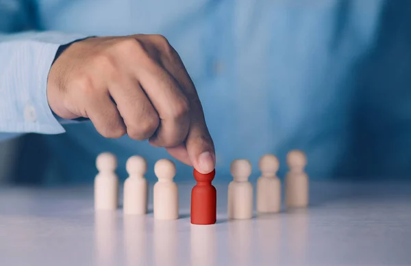 Kurumsal başarı, gelişim ve gelişim için eşsiz metafor sembolleri, iş kavramı ve metafor sembolleri ile birlikte liderliğin gelişimi ve gelişimi için istihdam ve beceri çalışan liderine sahip yönetim insan kaynakları..