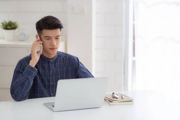 Giovane Asiatico Parlando Telefono Lavoro Casa Con Computer Portatile Freelance — Foto Stock