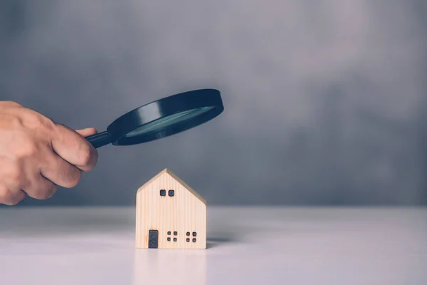 Hand Affärsman Hålla Förstoringsglas Ser Hus För Att Undersöka Och — Stockfoto