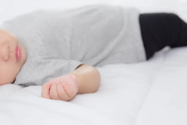 Ritratto Bambina Asiatica Che Dorme Sul Letto Camera Letto Casa — Foto Stock