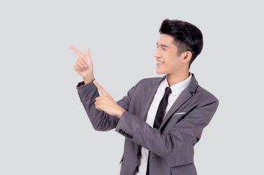 Asyalı genç iş adamının portresi beyaz arka planda izole edilmiş, reklamcılık ve pazarlama, yönetici ve menajer, başarıyı, ifadeyi ve duyguyu gösteren erkek özgüveni.