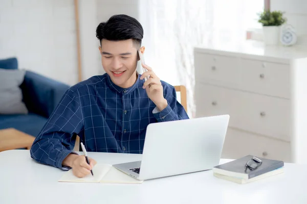 Giovane Asiatico Parlando Telefono Lavoro Casa Con Computer Portatile Freelance — Foto Stock