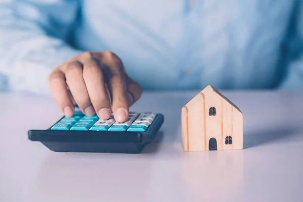 Main Homme Affaires Planifier Calculer Les Dépenses Hypothèque Avec Calculatrice — Photo