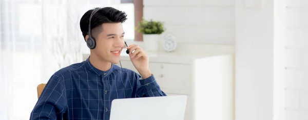 Jovem Empresário Asiático Trabalhando Computador Portátil Usando Fone Ouvido Casa — Fotografia de Stock