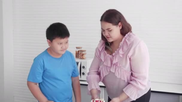 Asiatische Familienbeziehung Mit Sohn Verbietet Mutter Fett Essen Kuchen Der — Stockvideo