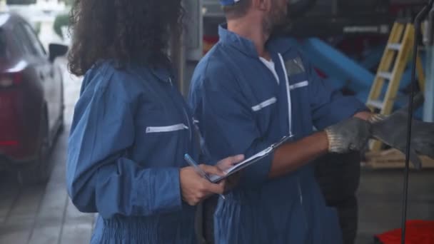 Homem Mecânico Mulher Diagnóstico Uniforme Verificação Para Fixar Reparar Carro — Vídeo de Stock