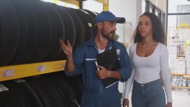 Kobieta Wyboru Koło Opony Samochodu Warsztacie Porad Mechanika Serwis Samochodowy — Wideo stockowe