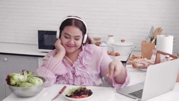 Jovem Asiática Gorda Comendo Comida Salada Usando Fone Ouvido Para — Vídeo de Stock