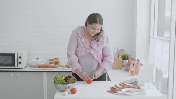 Jovem Mulher Asiática Gordura Aprendendo Sanduíche Com Computador Portátil Cozinha — Vídeo de Stock