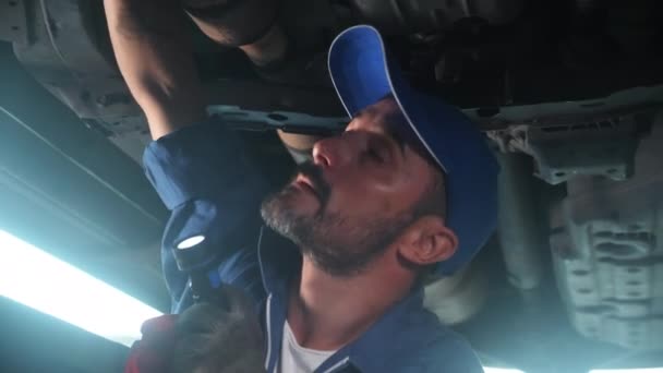 Joven Mecánico Coche Reparación Garaje Con Profesional Servicio Automóviles Mantenimiento — Vídeo de stock