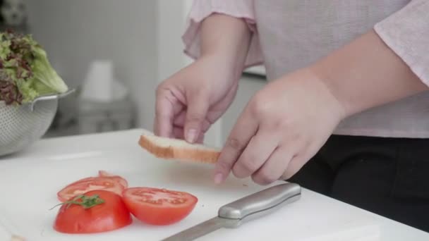 Primeros Planos Mujer Grasa Corte Tomate Tabla Cortar Con Cuchillo — Vídeos de Stock