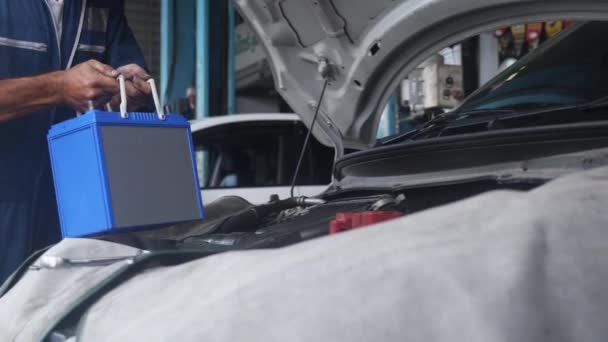 Jovem Mecânico Mudando Consertar Bateria Carro Com Garagem Serviço Automóvel — Vídeo de Stock