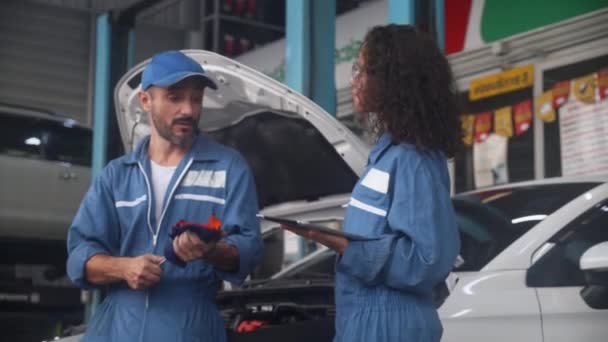 Tým Mechaniků Mužem Ženou Držící Tablet Uniformě Mluvení Potřesení Rukou — Stock video