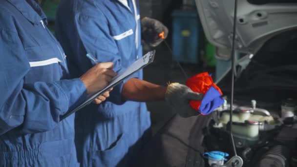 Homem Mecânico Mulher Diagnóstico Uniforme Verificação Para Fixar Reparar Carro — Vídeo de Stock