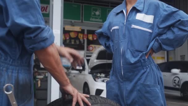 Mecánico Equipo Con Hombre Sosteniendo Neumático Mujer Hablando Discutiendo Con — Vídeos de Stock