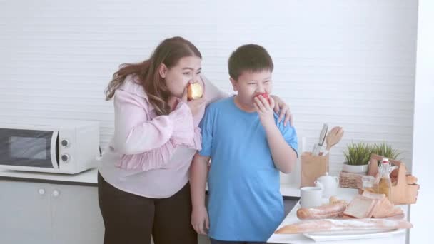 Joven Madre Asiática Hijo Gordo Pie Comiendo Manzana Cocina Casa — Vídeos de Stock