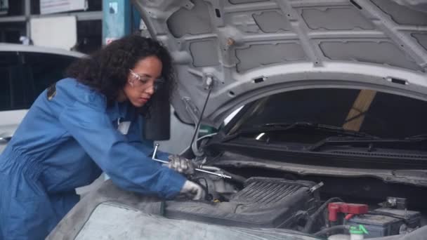 Mujer Joven Mecánico Reparación Motor Coche Garaje Servicio Automóviles Trabajador — Vídeo de stock