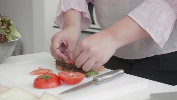 Junge Asiatische Frau Fett Zubereitung Sandwich Und Essen Mit Leckeren — Stockvideo