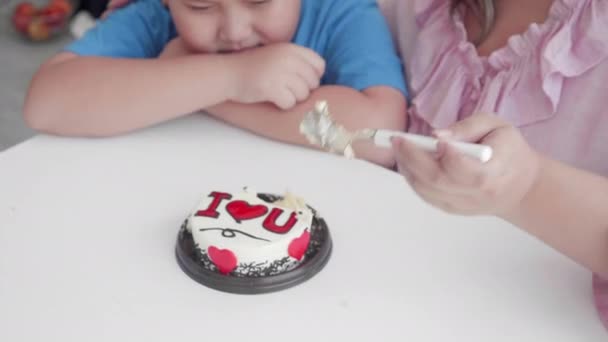 Asiatische Familienbeziehung Mit Mutter Und Sohn Beim Kuchenessen Zum Geburtstag — Stockvideo