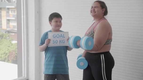 Aziatisch Familie Met Moeder Sportkleding Tillen Halter Zoon Juichen Met — Stockvideo