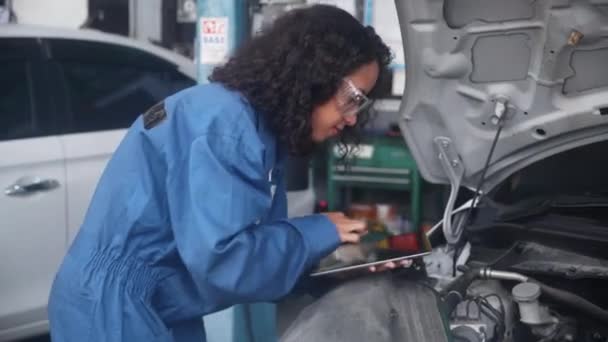 Młoda Kobieta Jest Mechanik Gospodarstwa Tablet Komputer Sprawdzanie Silnika Samochodu — Wideo stockowe