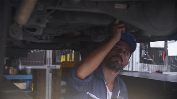 Homem Mecânico Segurando Prancheta Enquanto Examina Motor Carro Garagem Técnico — Vídeo de Stock