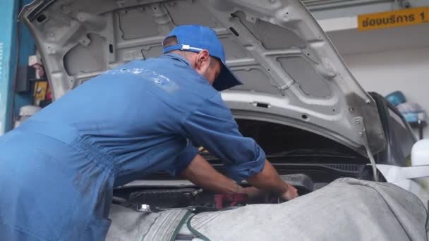 Jovem Mecânico Reparação Motor Carro Garagem Serviço Automóvel Trabalhador Corrigir — Vídeo de Stock