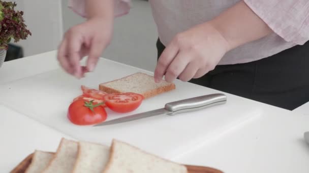 Nahaufnahme Frau Fett Schneiden Tomate Auf Schneidebrett Mit Messer Für — Stockvideo