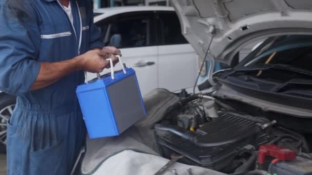 Młody Mechanik Wymieniający Naprawiający Akumulator Samochodzie Garażu Serwis Samochodowy Obsługa — Wideo stockowe