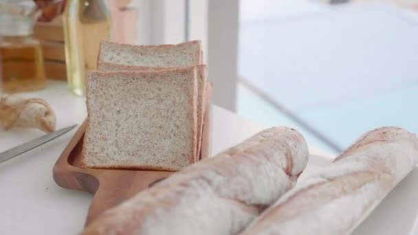 Chleb Chlebowy Stole Domowej Roboty Śniadaniem Zdrowe Przystawek Przygotowanie Odżywianie — Wideo stockowe