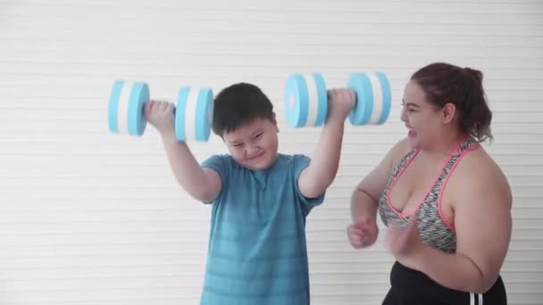 Família Asiática Mãe Treinamento Com Filho Gordura Exercício Com Haltere — Vídeo de Stock