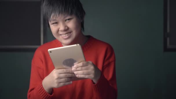 Asian Child Autistic Looking Tablet Computer Learning Autism Girl Watching — Stok video