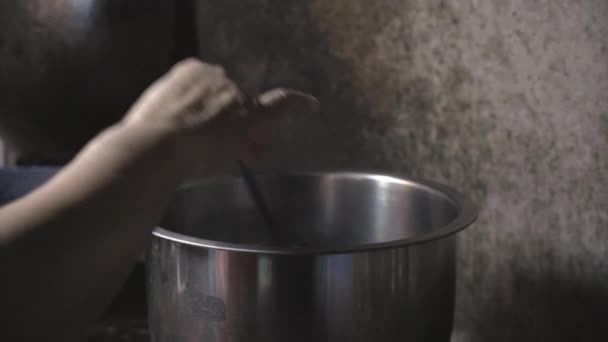 Hand Van Persoon Roert Pot Keuken Thuis Koken Voedsel Chef — Stockvideo