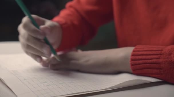 アジアの女の子は自閉症の宿題をして 家庭での行動発達障害の意識を持っている 自閉症は 患者と治療 教育の概念のための障害学習と書き込みです — ストック動画
