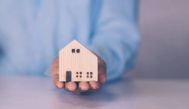 Güvenlik ve bakım, gayrimenkul, maliyet ve kredi ve ipotek, konutun korunması ve konut yatırımına sahip danışman, finans için mülkiyet güvencesi, iş konsepti.