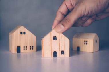 Güvenlik ve bakım için sigorta evi, tercihli gayrimenkul, maliyet ve kredi ve ipotek, konutun korunması ve konut yatırımı, mülkiyet güvencesi, iş konsepti.